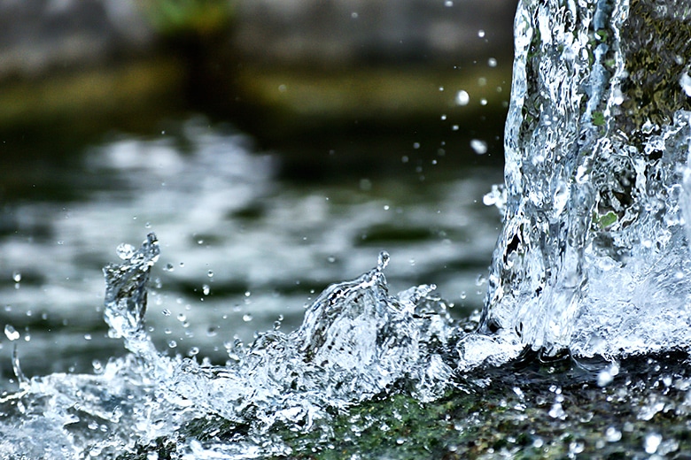 山岳のミネラル豊富な天然水